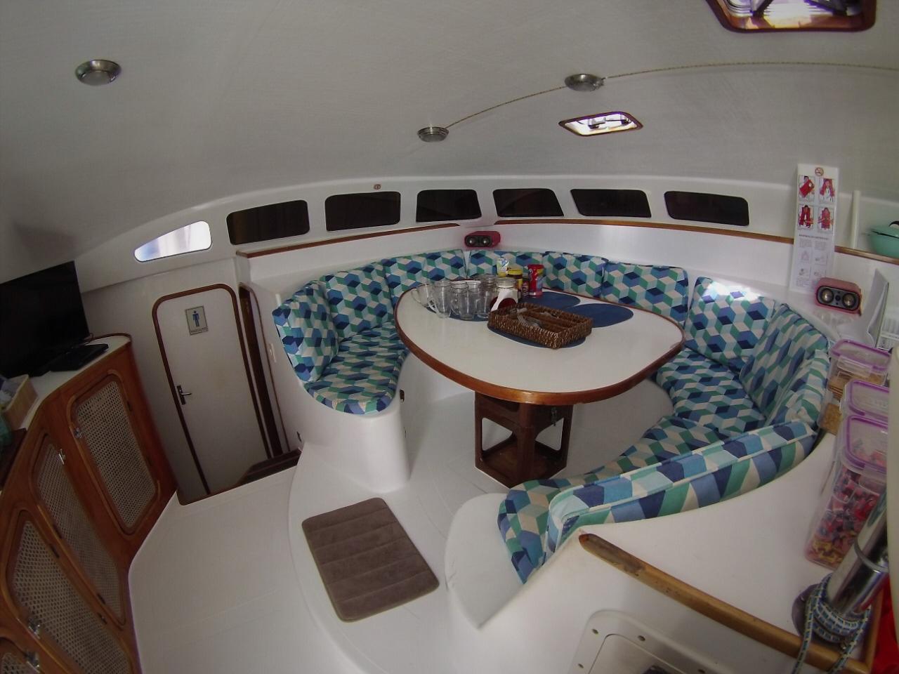 Sala de estar do catamarã ZEUS